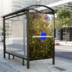 Abribus avec une publicité de RONA sur laquelle il est écrit : JARDINERONAIMEÇA.